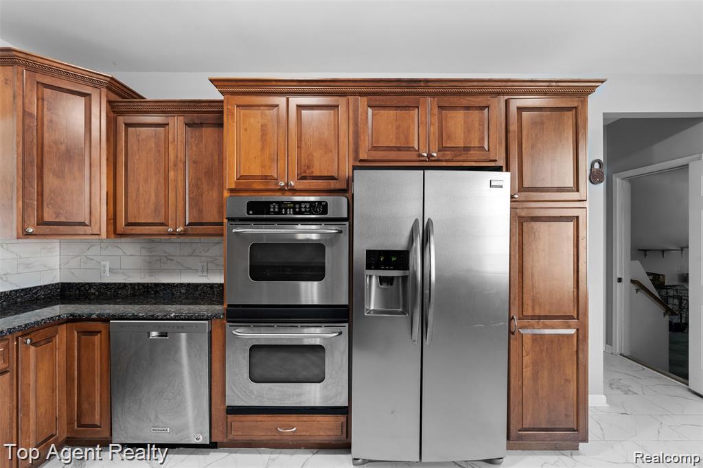 1066 Lorenzo Court, Troy, MI 48085 — Photo 12