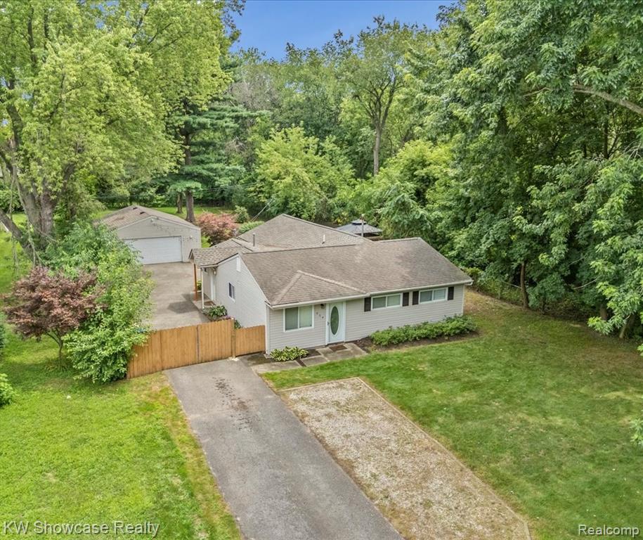 964 Daffodil Drive, Waterford, MI 48327 — Photo 2