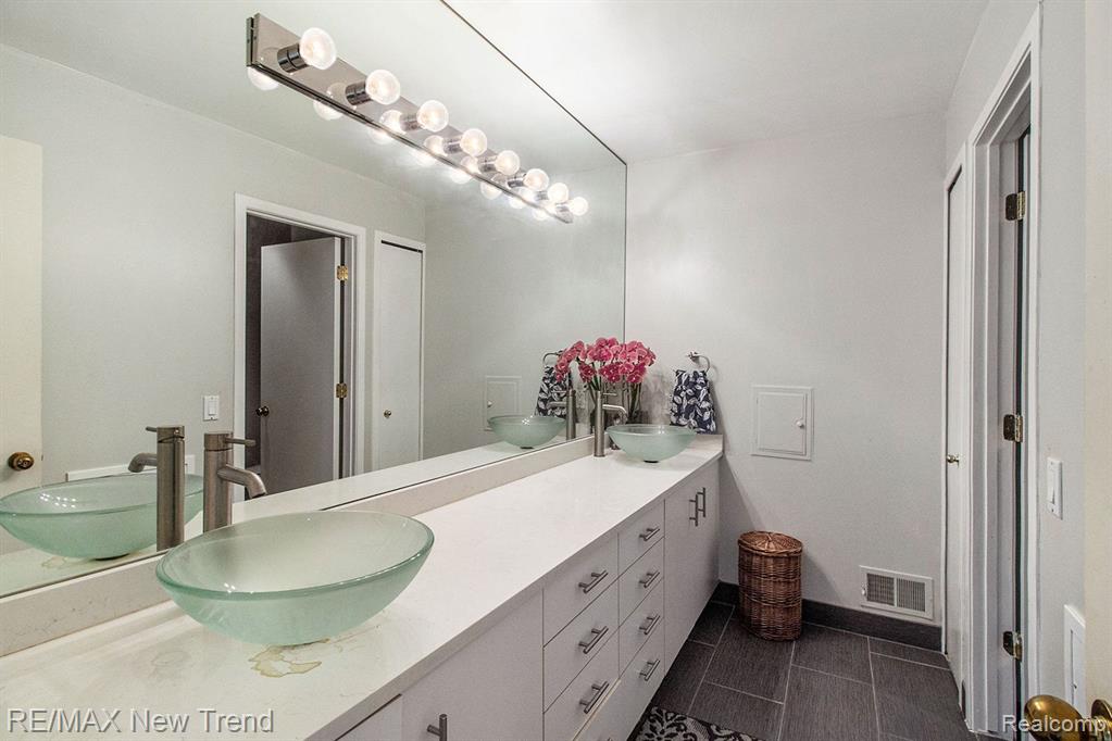 5573 SILVER POND, West Bloomfield, MI — Photo 44