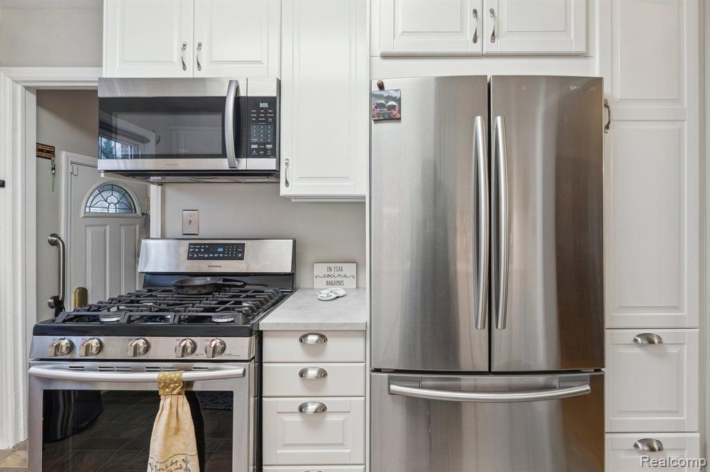 944 NEW YORK Avenue, Lincoln Park, MI 48146 — Photo 9