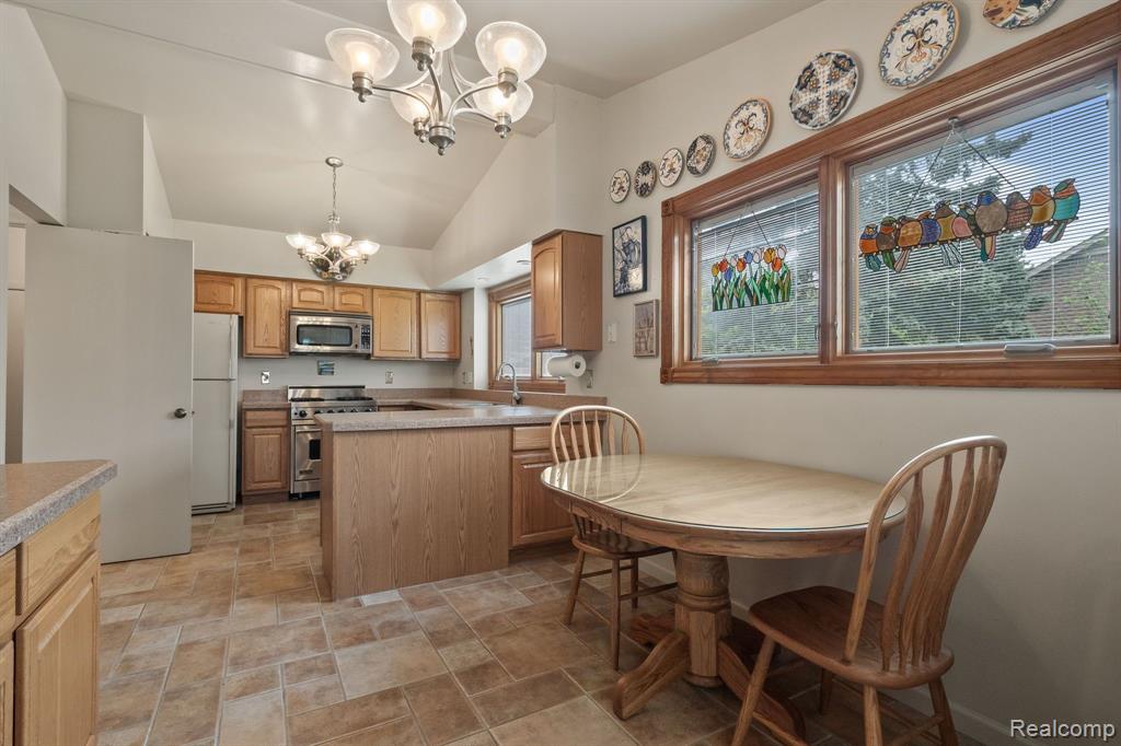 6435 DENTON Drive, Troy, MI 48098 — Photo 12
