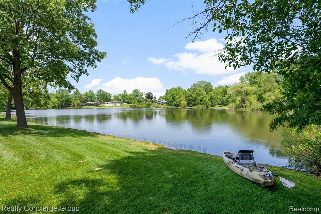 9801 BROOKFIELD Drive, Brighton, MI 48116 — Photo 3