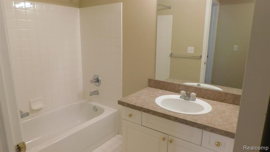 5204 PINE AIRES Drive, Sterling Heights, MI 48314 — Photo 18