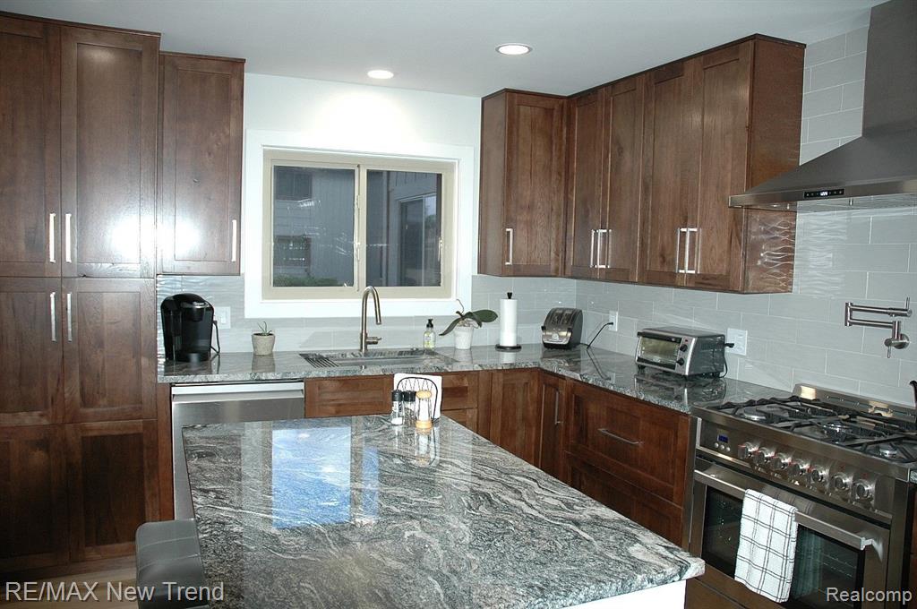 9528 FENHILL Drive, Grand Blanc, MI 48439 — Photo 5