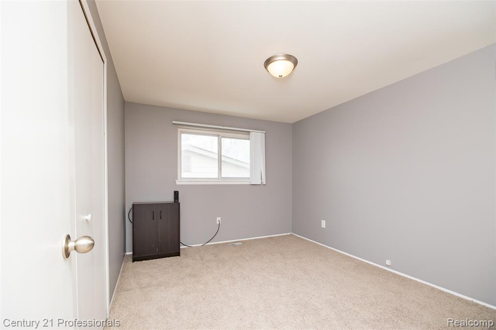 4939 Duchess Drive, Sterling Heights, MI 48310 — Photo 16