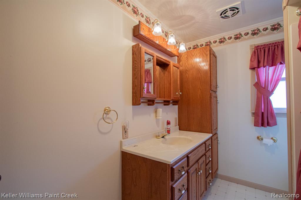 239 Almont Avenue, Almont, MI 48003 — Photo 15