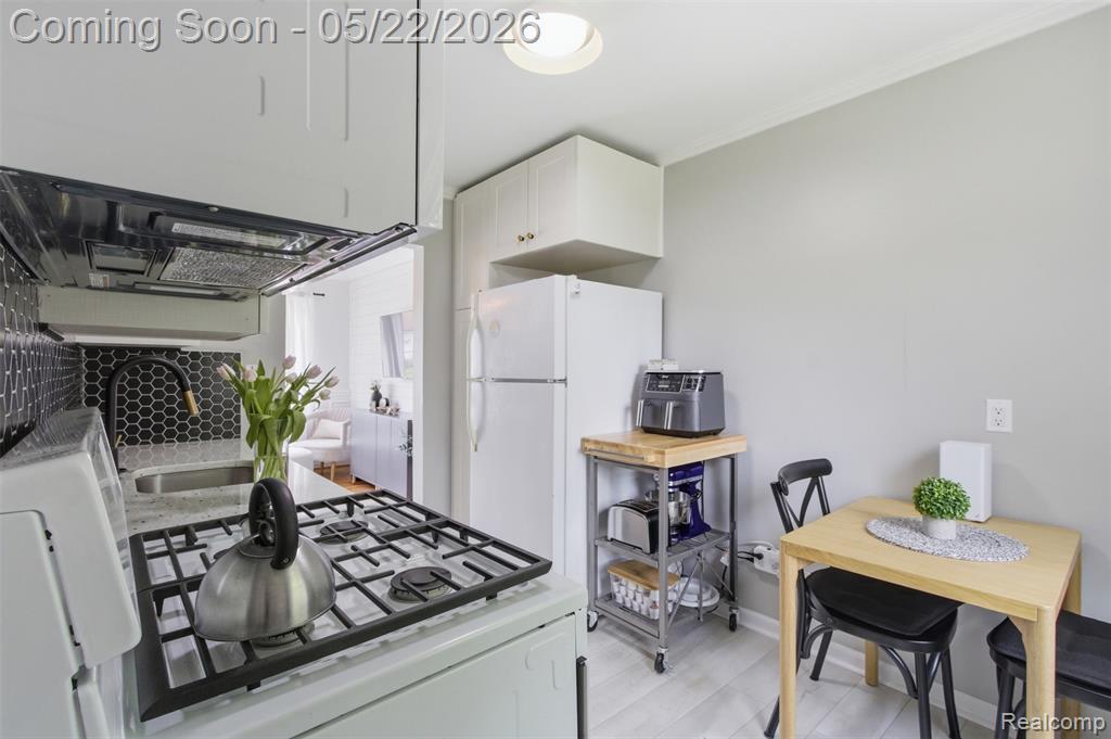 645 E Barrett Avenue E, Madison Heights, MI 48071 — Photo 10