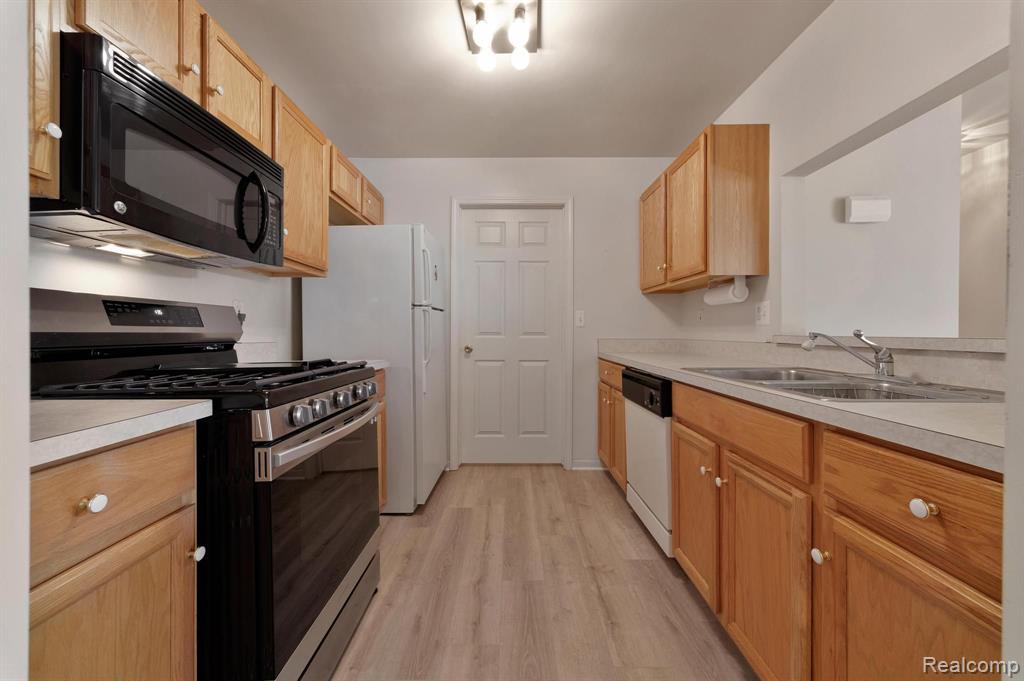 46254 CAVALIER Drive, Macomb, MI 48044 — Photo 17
