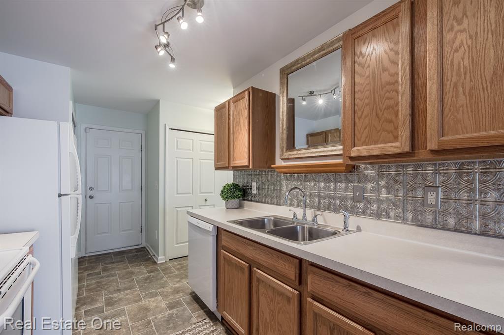 1277 Edelweiss Lane, Waterford, MI 48327 — Photo 12