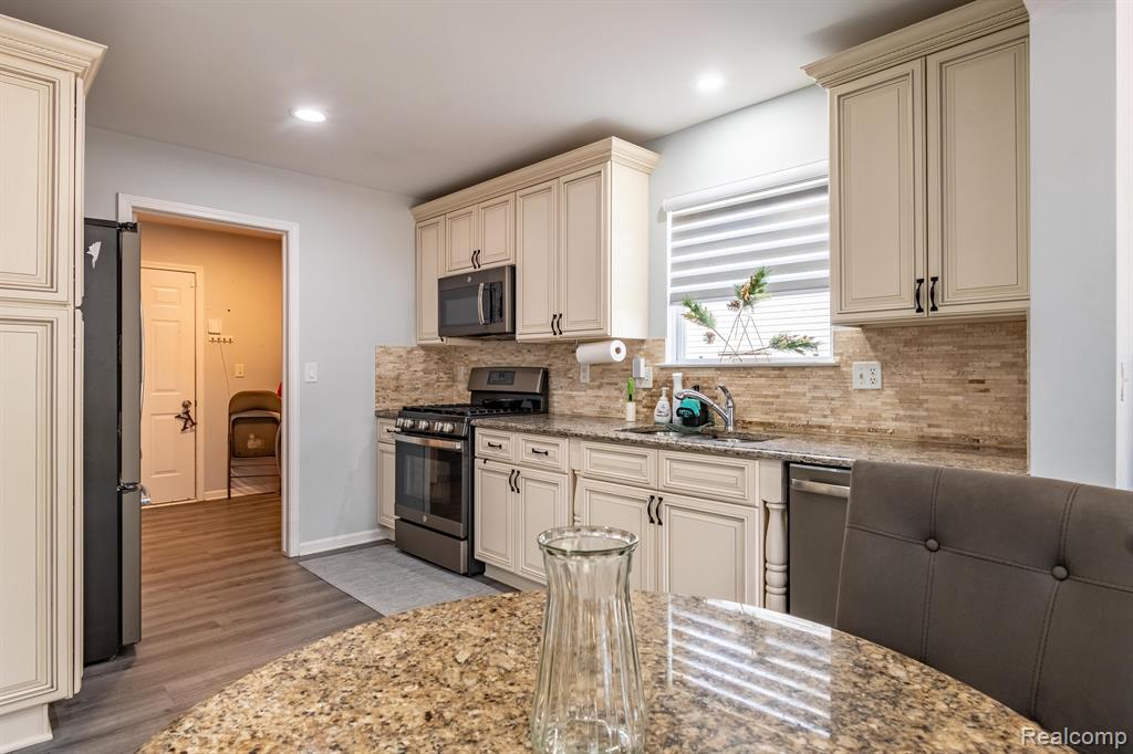 868 WOODHAVEN Drive, Commerce Twp, MI 48390 — Photo 12