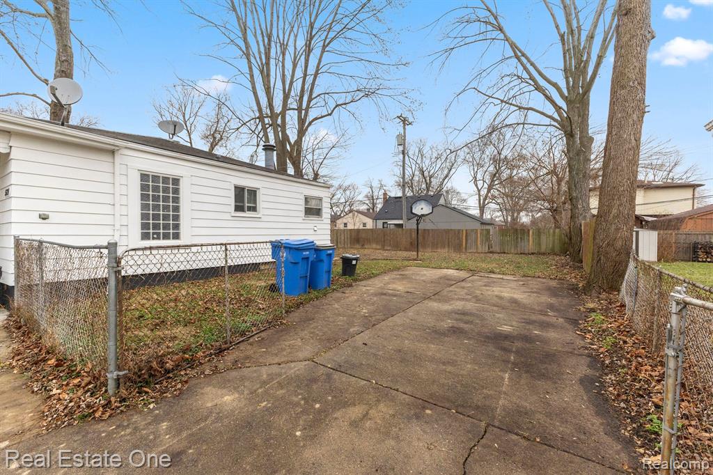 5121 CROISSANT Street, Dearborn Heights, MI 48125 — Photo 34