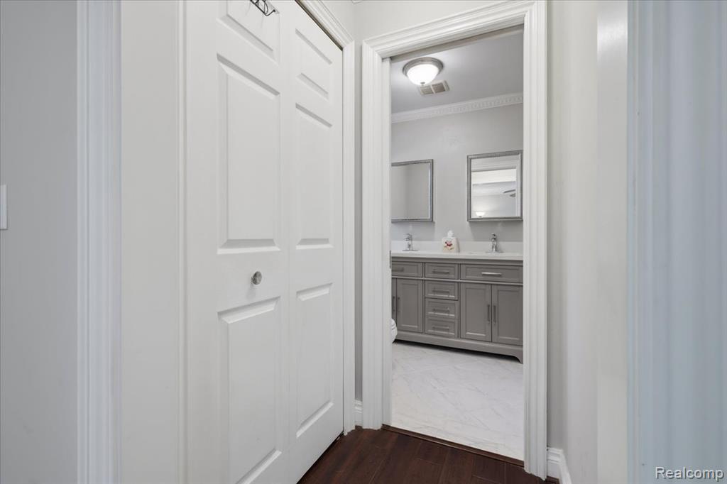 5685 Crescent Road, Waterford, MI 48327 — Photo 27