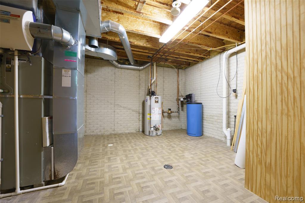 216 Canterbury Court, Linden, MI 48451 — Photo 23