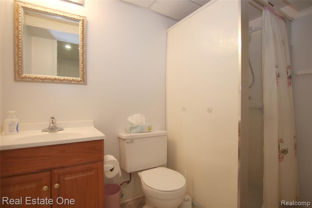 5590 GREENBRIAR Drive, West Bloomfield, MI — Photo 34