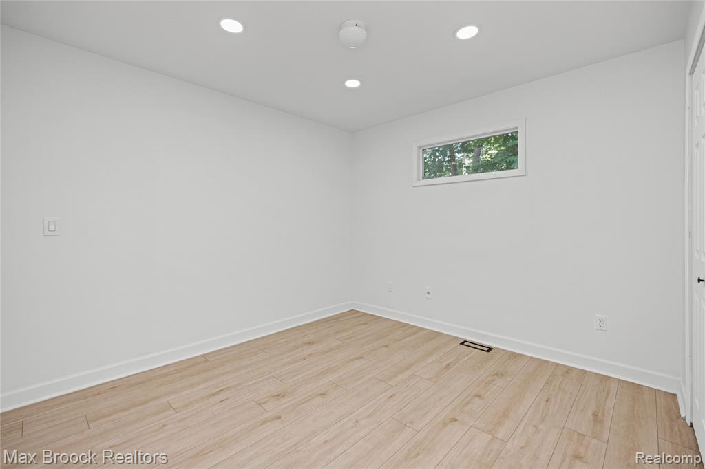 4241 S Shore Street, Waterford, MI 48328 — Photo 23