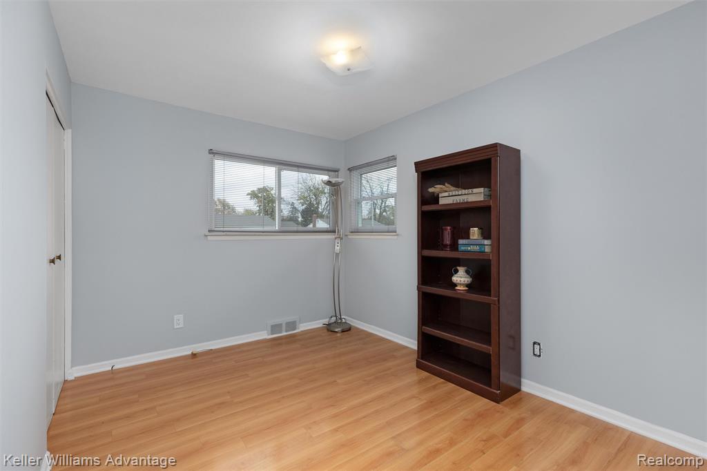 6927 Apache Trail, Westland, MI — Photo 15