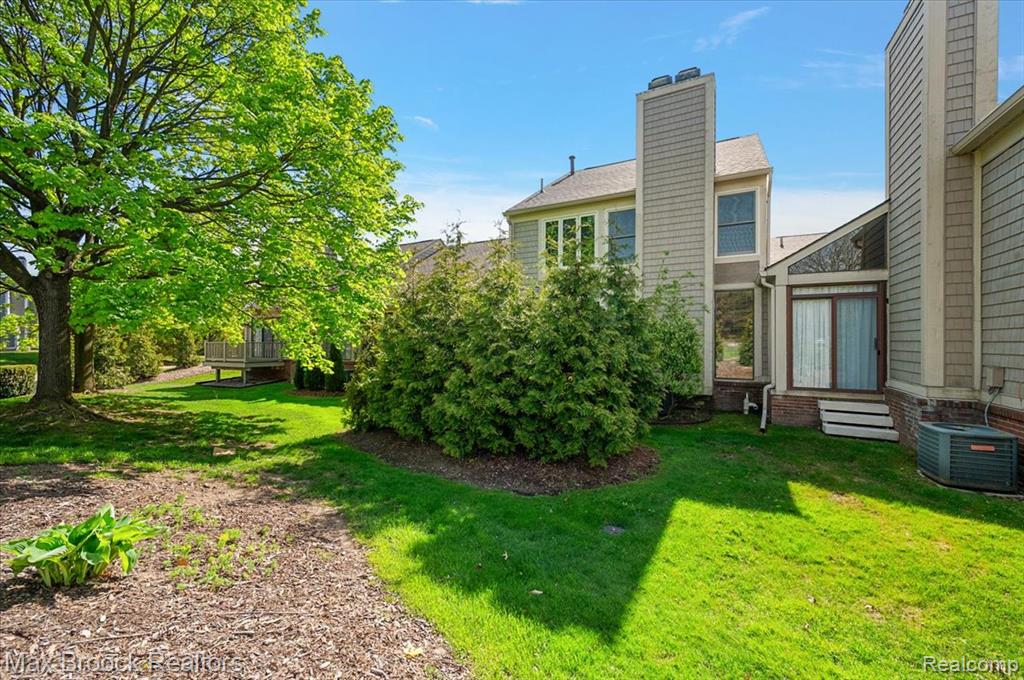 911 Tartan Trail, Bloomfield Hills, MI 48304 — Photo 8