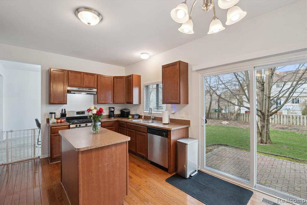 9998 ROLAN MEADOWS Drive, Belleville, MI 48111 — Photo 18