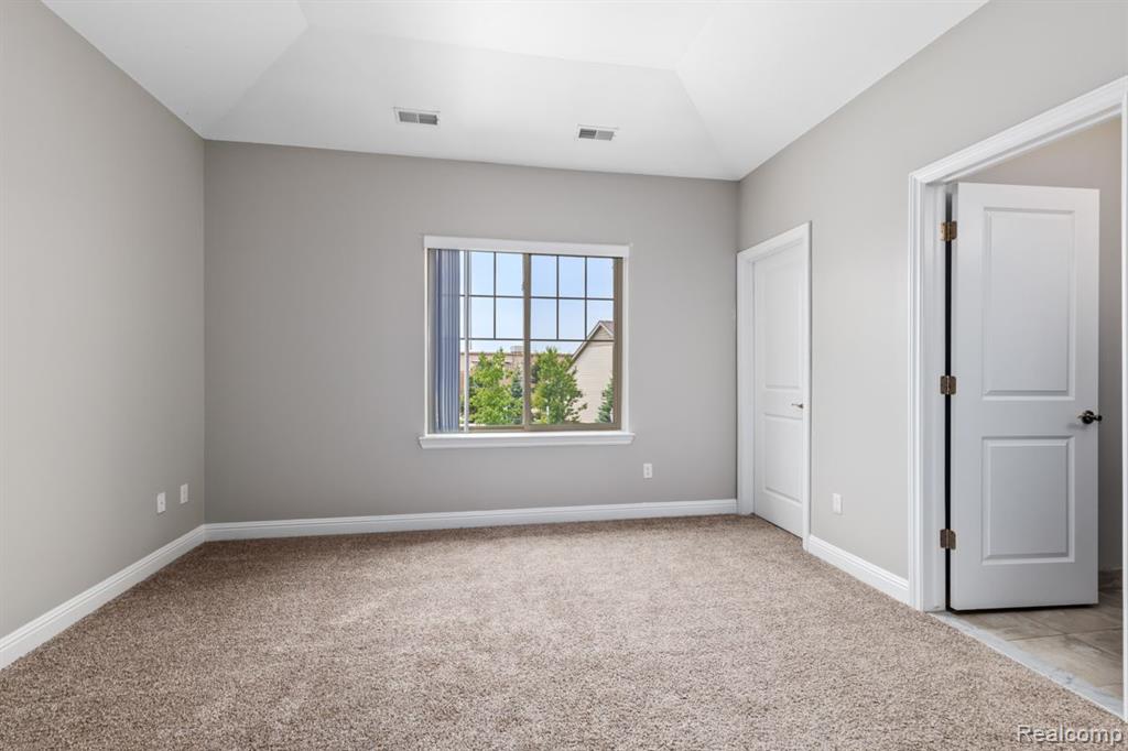 45732 UTICA PARK Boulevard, Utica, MI 48315 — Photo 6