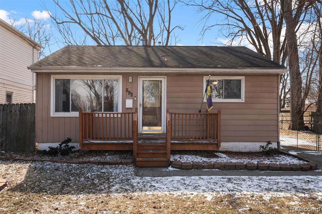 592 E Dallas Avenue, Madison Heights, MI 48071 — front exterior