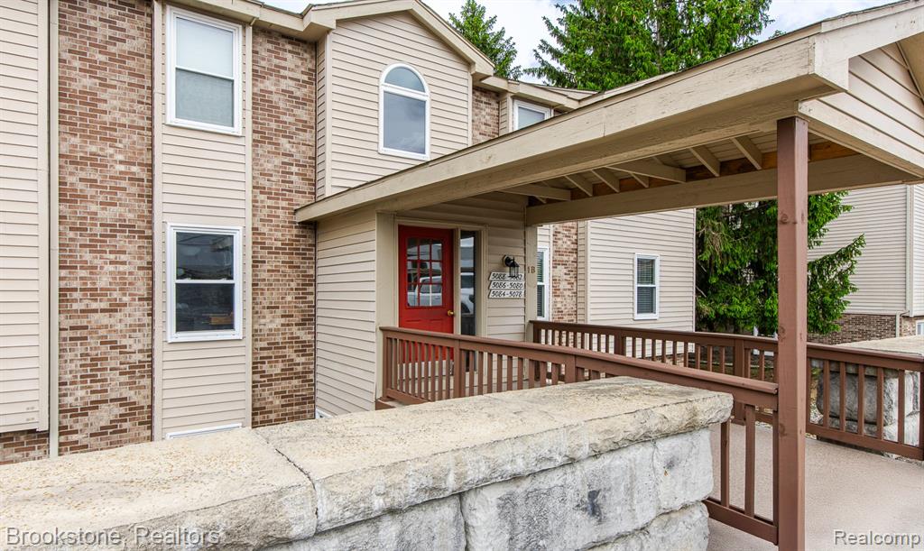 5078 Harbor Oak Drive, 40, Waterford, MI 48329 — Photo 2