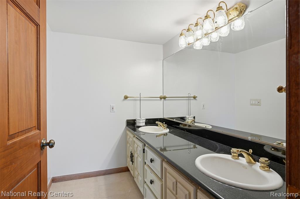 4710 Cove Road, West Bloomfield, MI 48323 — Photo 50