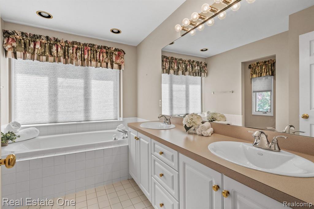 4458 HYCLIFFE Drive, Troy, MI 48098 — Photo 26