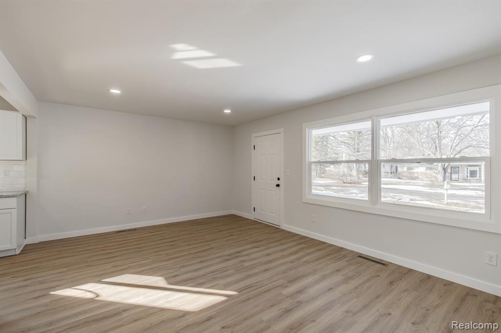 4075 Kempf Street, Waterford, MI 48329 — Photo 8