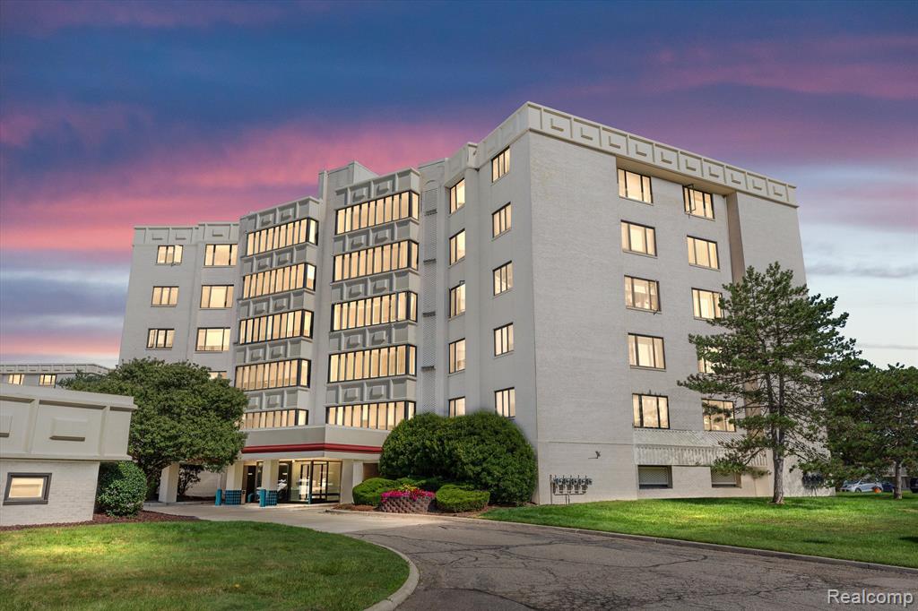 43000 12 OAKS CRESCENT Drive, 3022, Novi, MI 48377 — front exterior