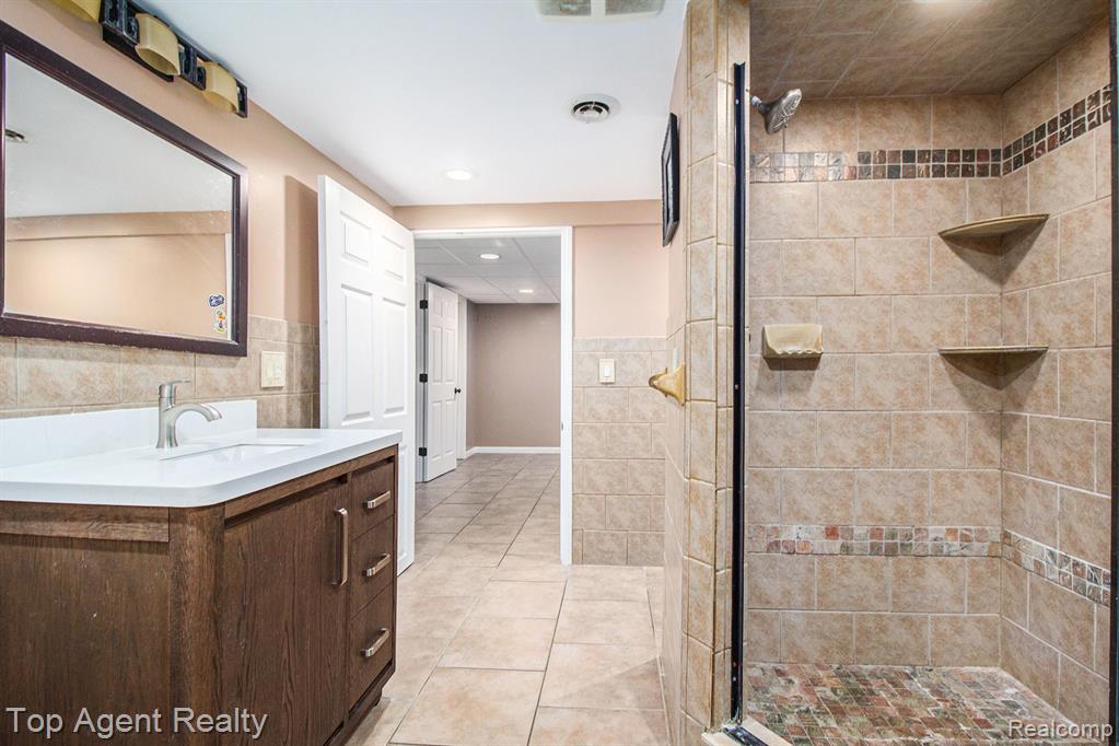 7087 Moore Court, Shelby Twp, MI 48317 — Photo 18