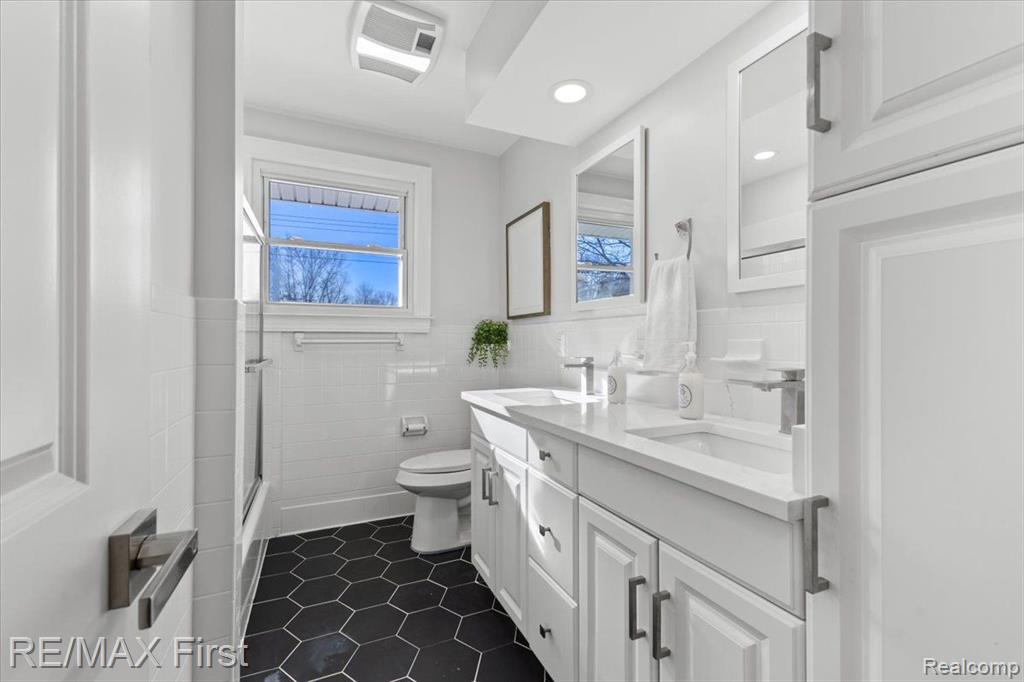 532 NICHOLS Road, Auburn Hills, MI 48326 — Photo 15