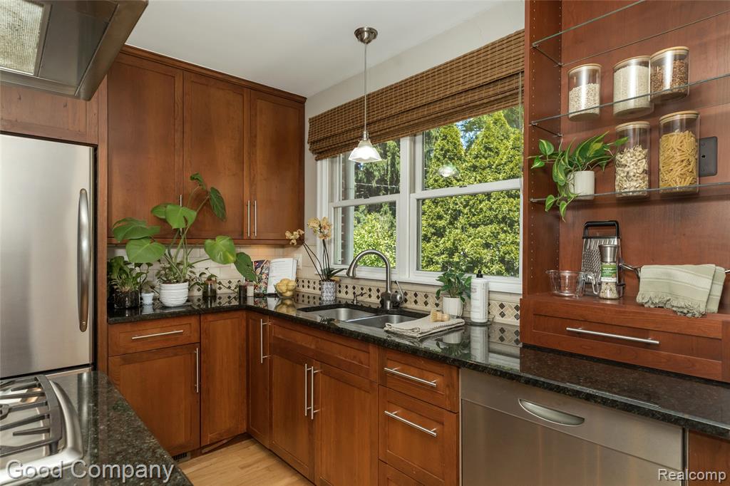 802 Orchard View Drive, Royal Oak, MI 48073 — Photo 13