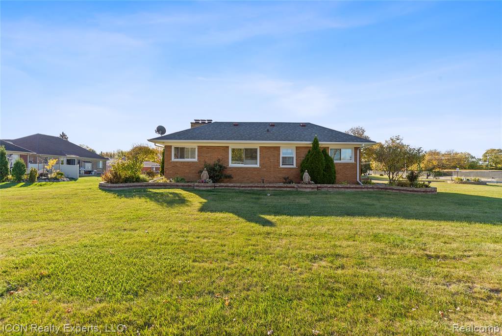5072 15 Mile Road, Sterling Heights, MI 48310 — Photo 47