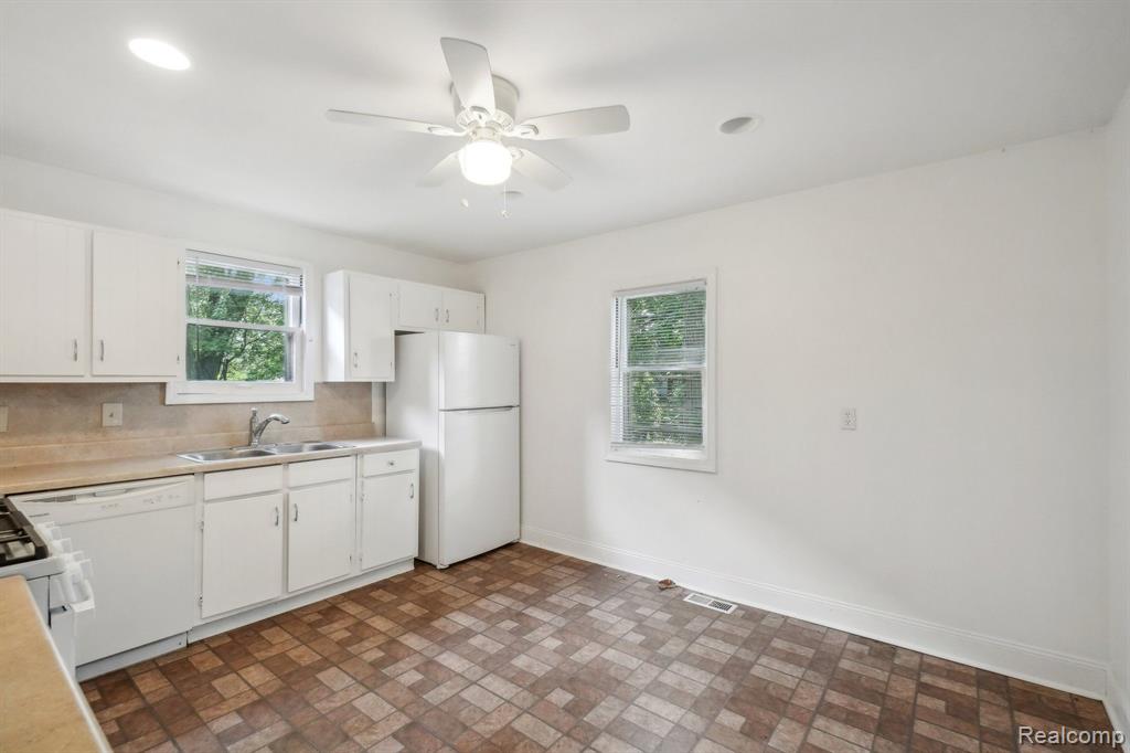 46 E HAYES Avenue, Hazel Park, MI 48030 — Photo 10