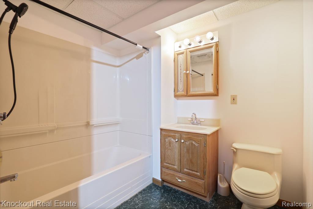 1914 Schust Road, Saginaw, MI 48604 — Photo 32