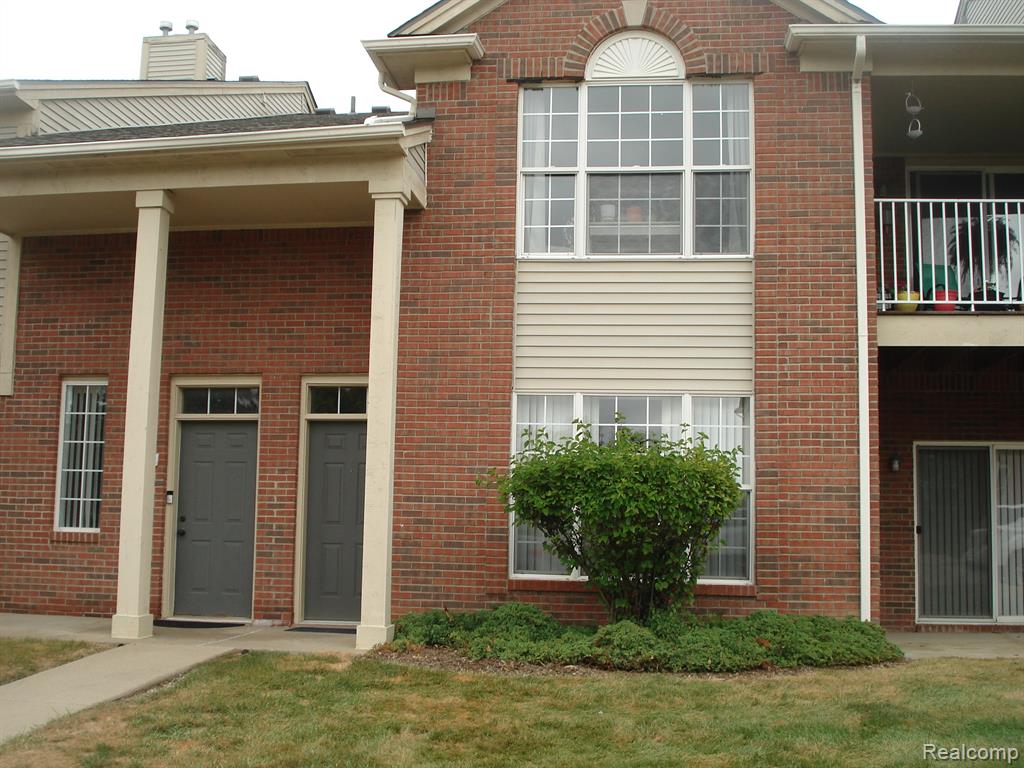 1924 FLAGSTONE Circle, Rochester, MI 48307 — front exterior