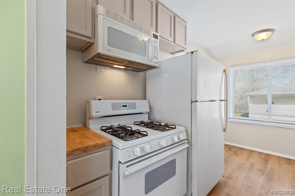 7957 PINE Street, Taylor, MI 48180 — Photo 8