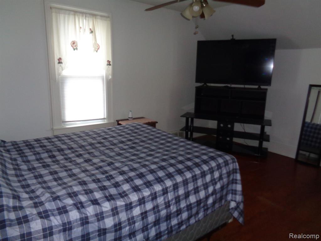 684 RIVERBANK Street, Wyandotte, MI 48192 — Photo 11