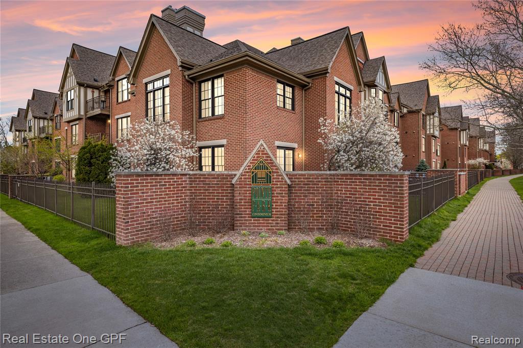 12 Pointe Park Place, Grosse Pointe Park, MI 48230 — front exterior