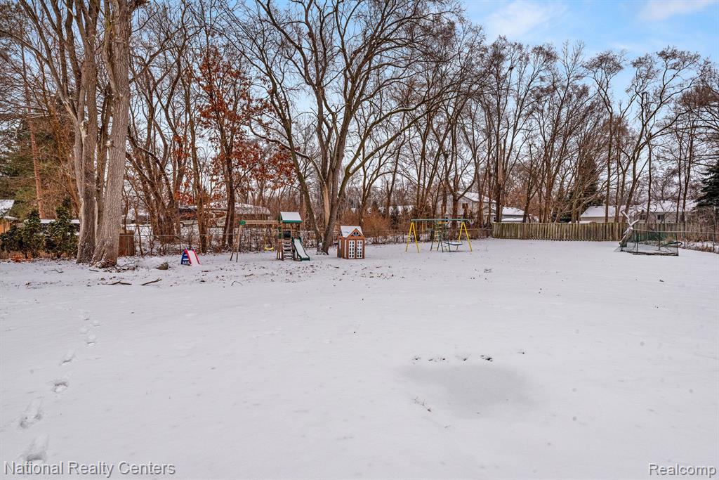 2590 AVERY Court, Wolverine Lake, MI 48390 — Photo 23