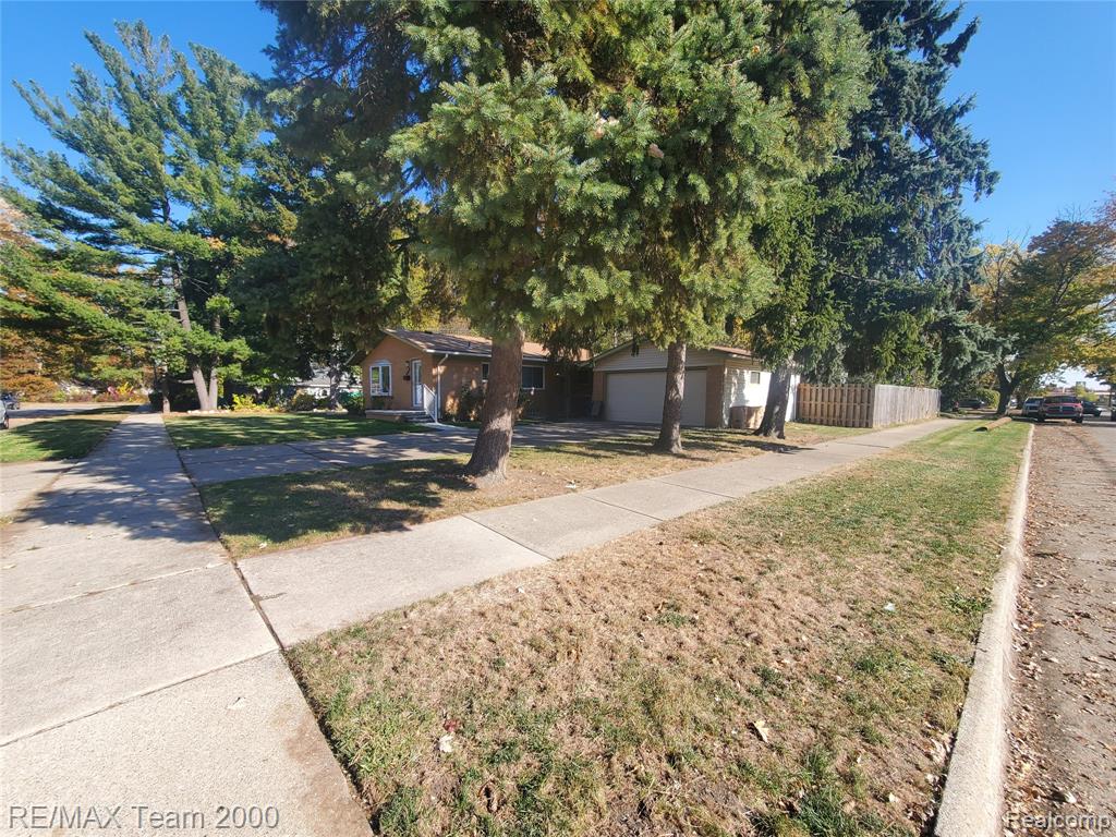 4565 UNIVERSAL Street, Dearborn Heights, MI 48125 — Photo 4