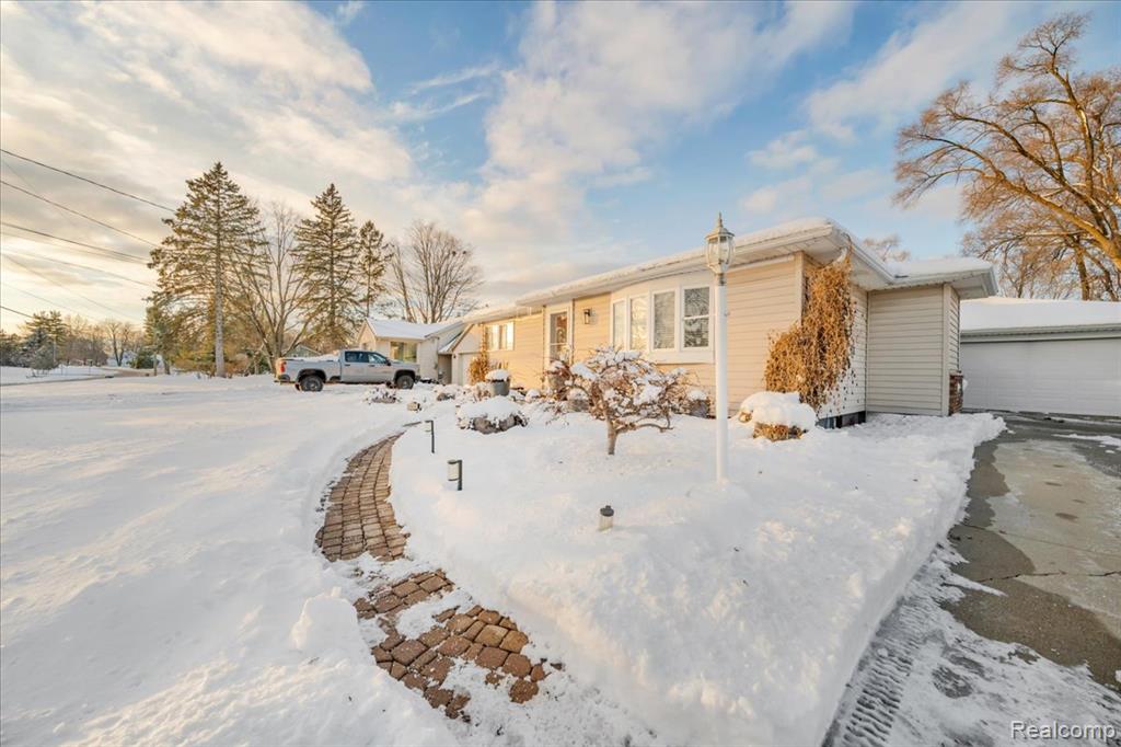 4620 Midland Avenue, Waterford, MI 48329 — Photo 2