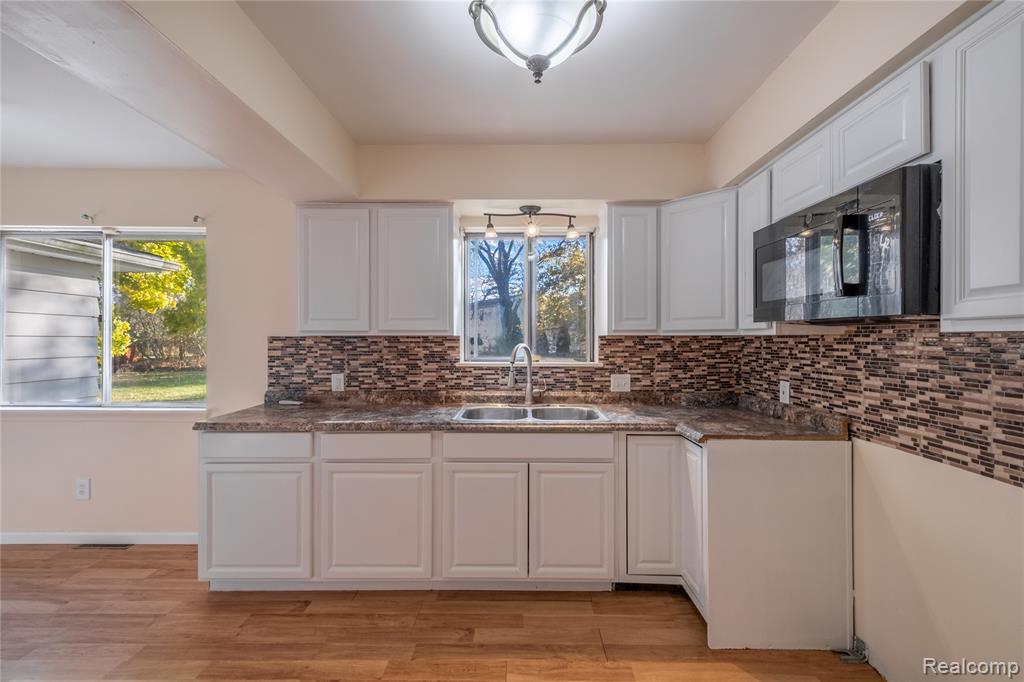 5297 Oaktree Drive, Flint, MI 48532 — Photo 6