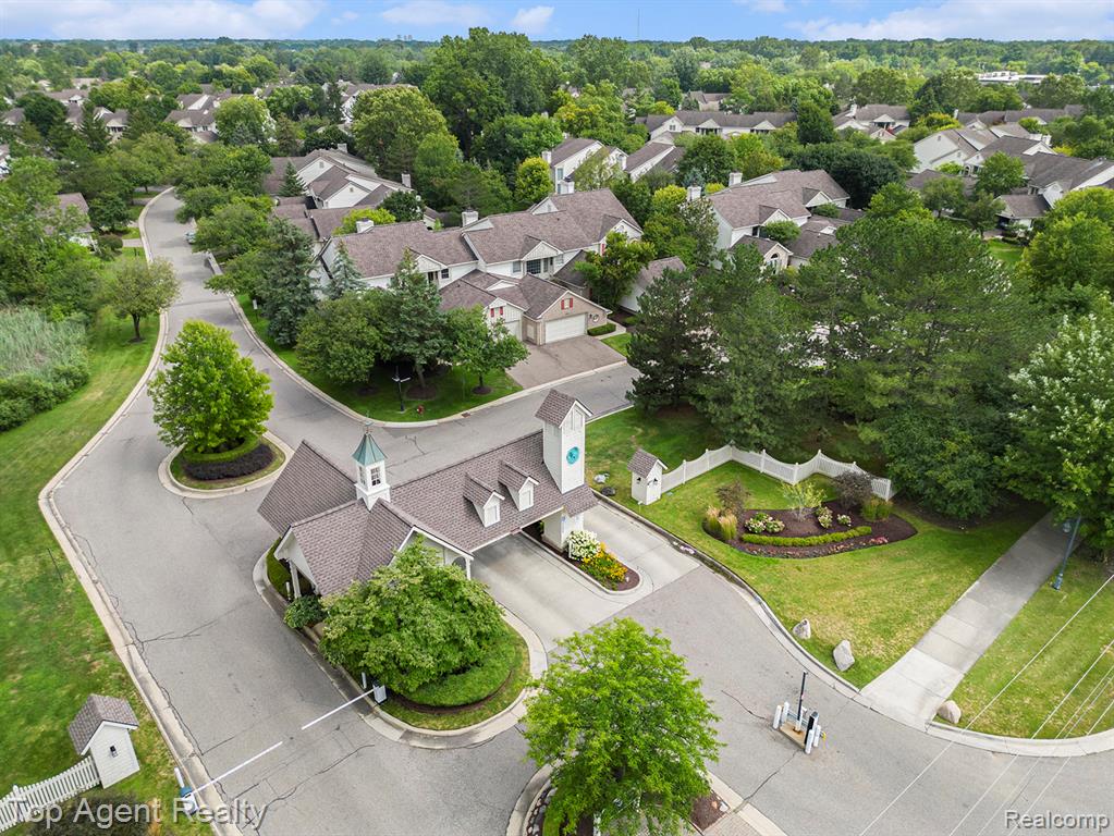 7369 Danbury Drive, West Bloomfield, MI — Photo 32