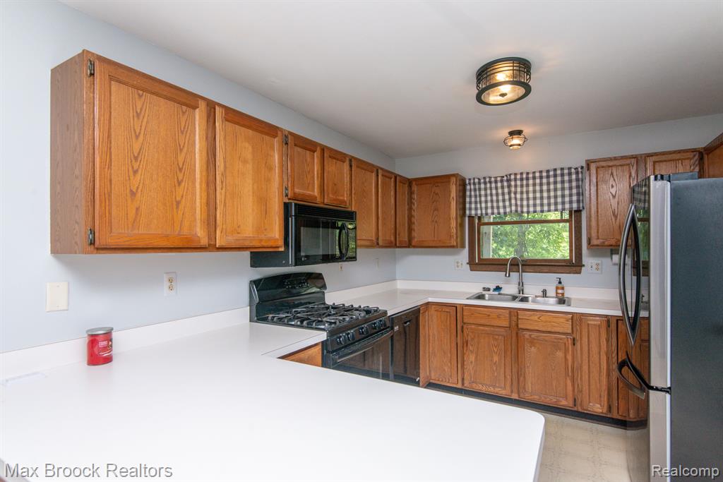 54320 BELCREST Drive, Milford, MI 48381 — Photo 17