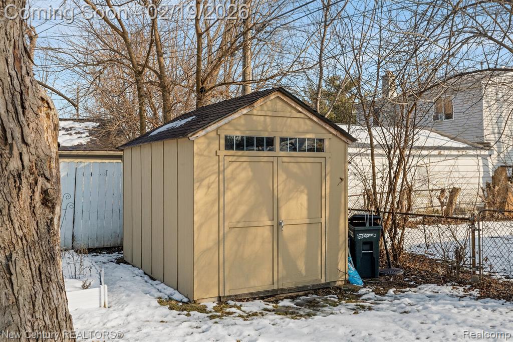 896 E Dallas Avenue, Madison Heights, MI 48071 — Photo 23