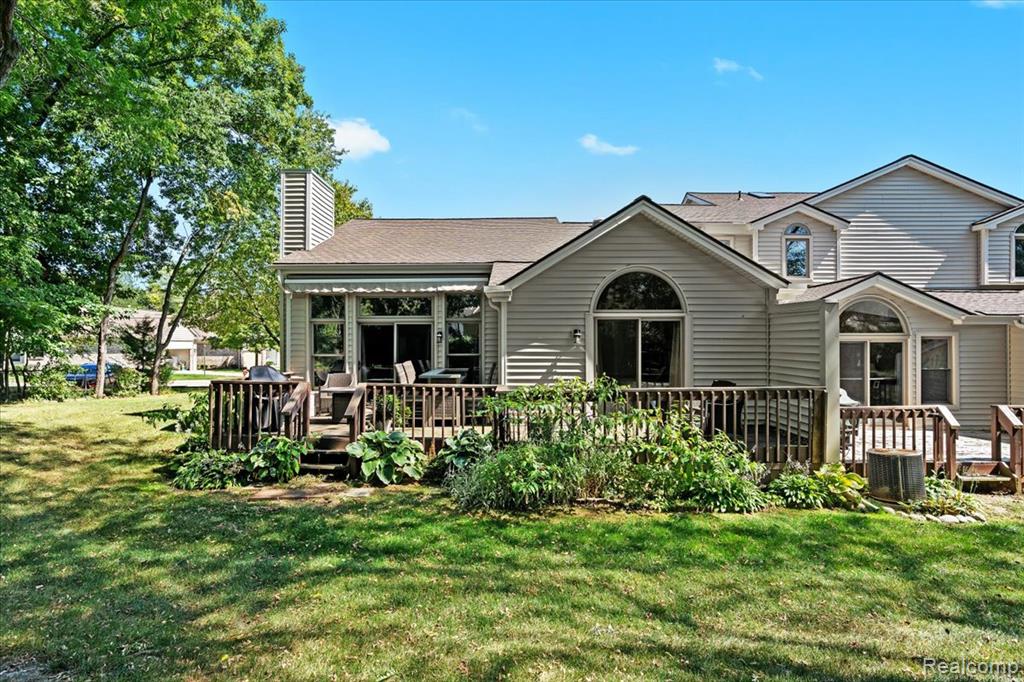 657 WOODSIDE Drive, Milford, MI 48381 — Photo 36