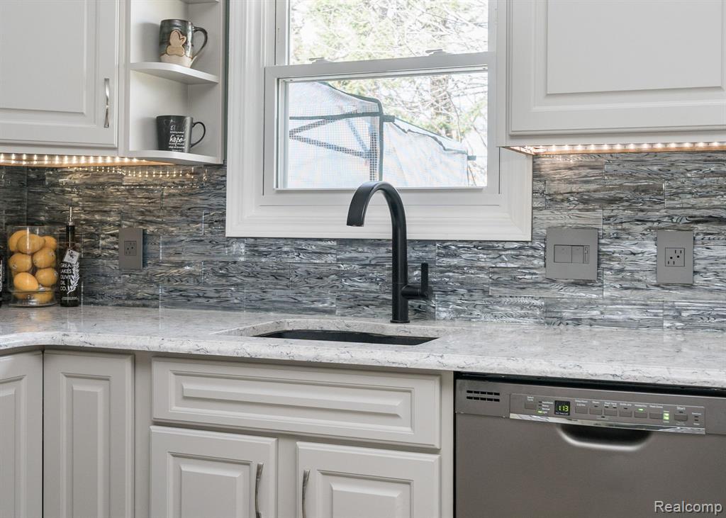 2941 Silverhill Drive, Waterford, MI 48329 — Photo 17