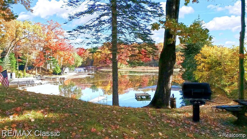 512 Fernhurst Court, Lake Orion, MI 48362