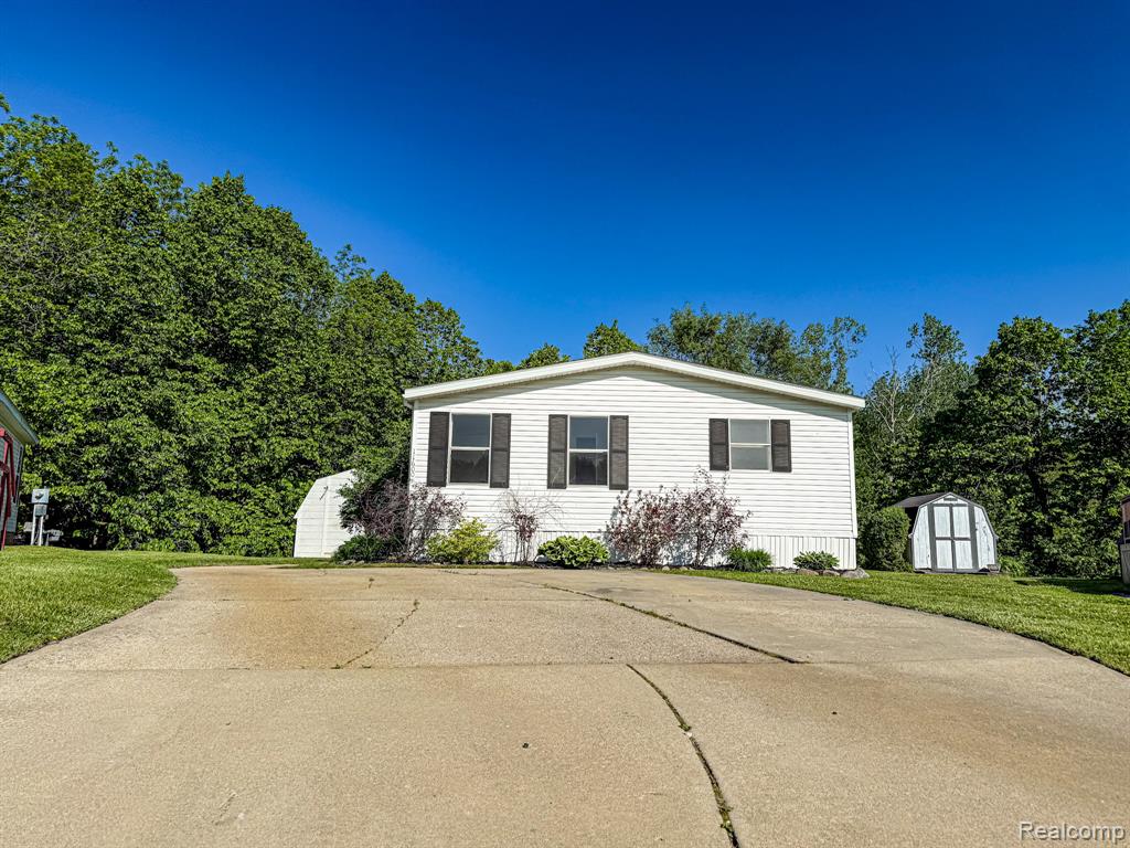 11600 Bay Drive, Fenton, MI 48430
